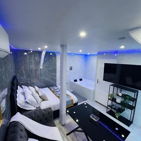 Room & Jacuzzi - Stade De France Saint-Denis-en-Margeride Exterior foto