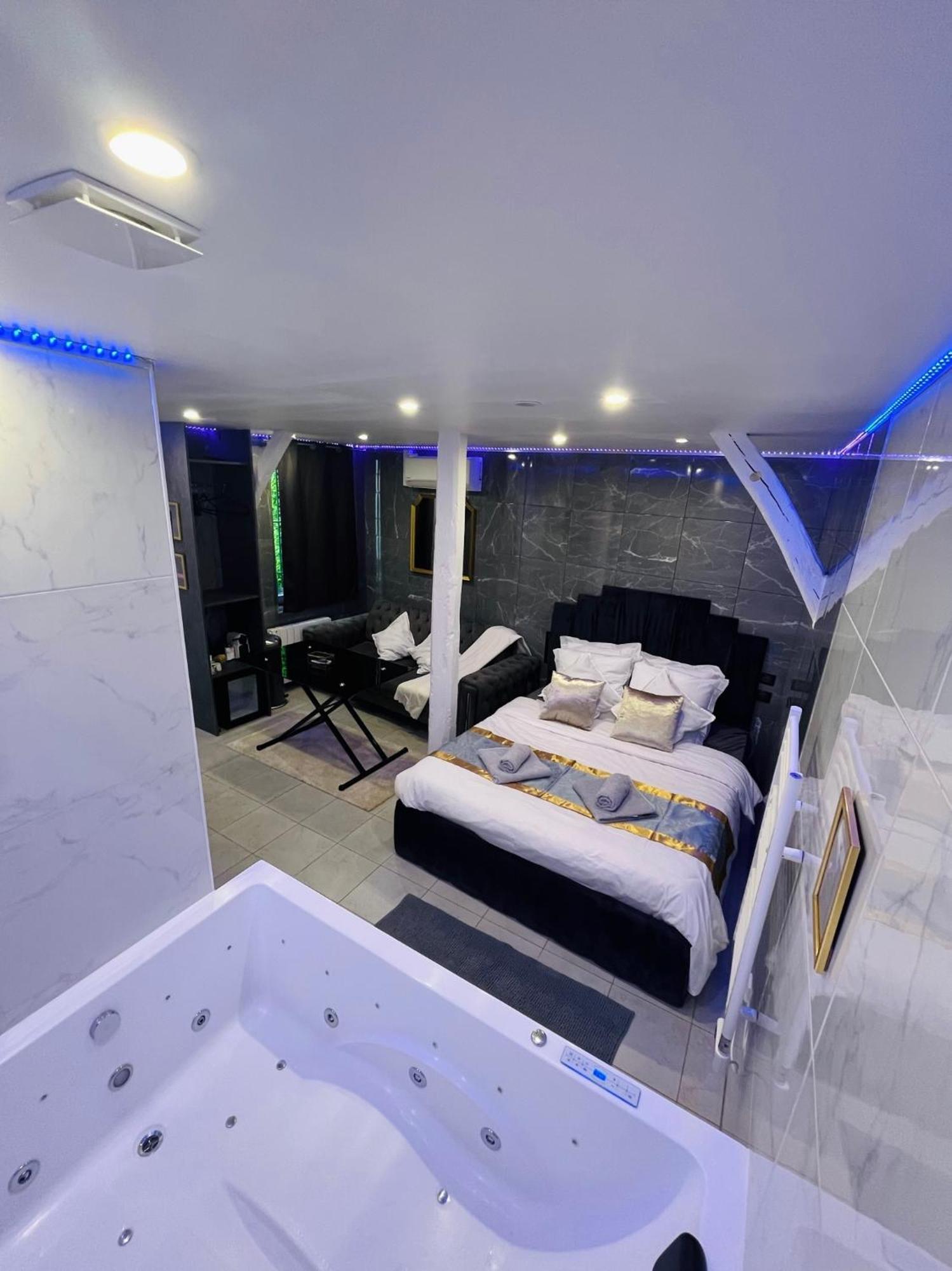 Room & Jacuzzi - Stade De France Saint-Denis-en-Margeride Exterior foto