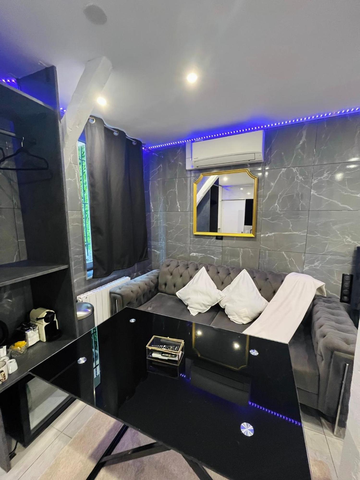 Room & Jacuzzi - Stade De France Saint-Denis-en-Margeride Exterior foto