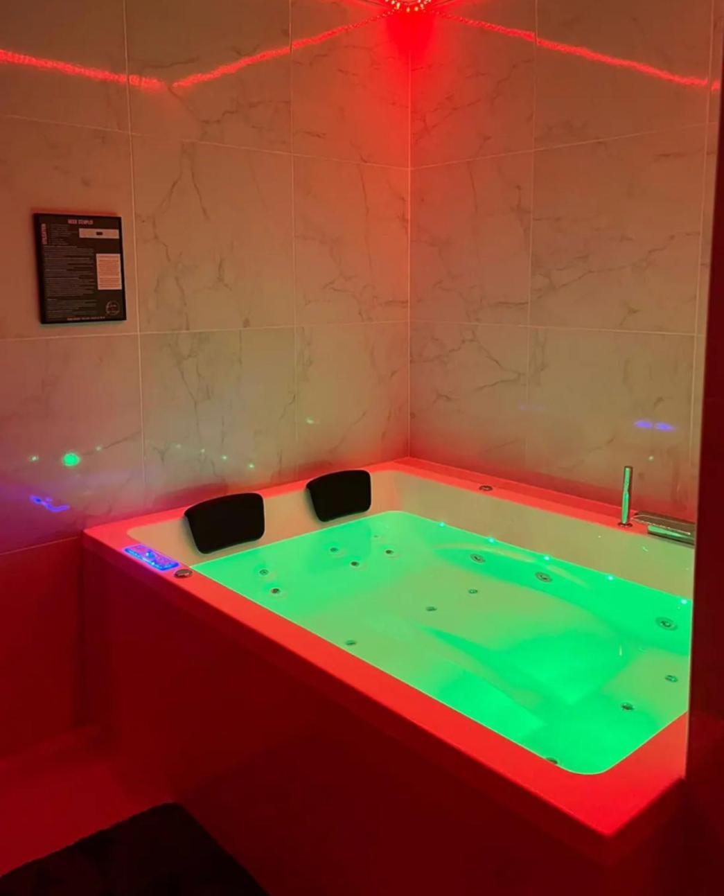 Room & Jacuzzi - Stade De France Saint-Denis-en-Margeride Exterior foto