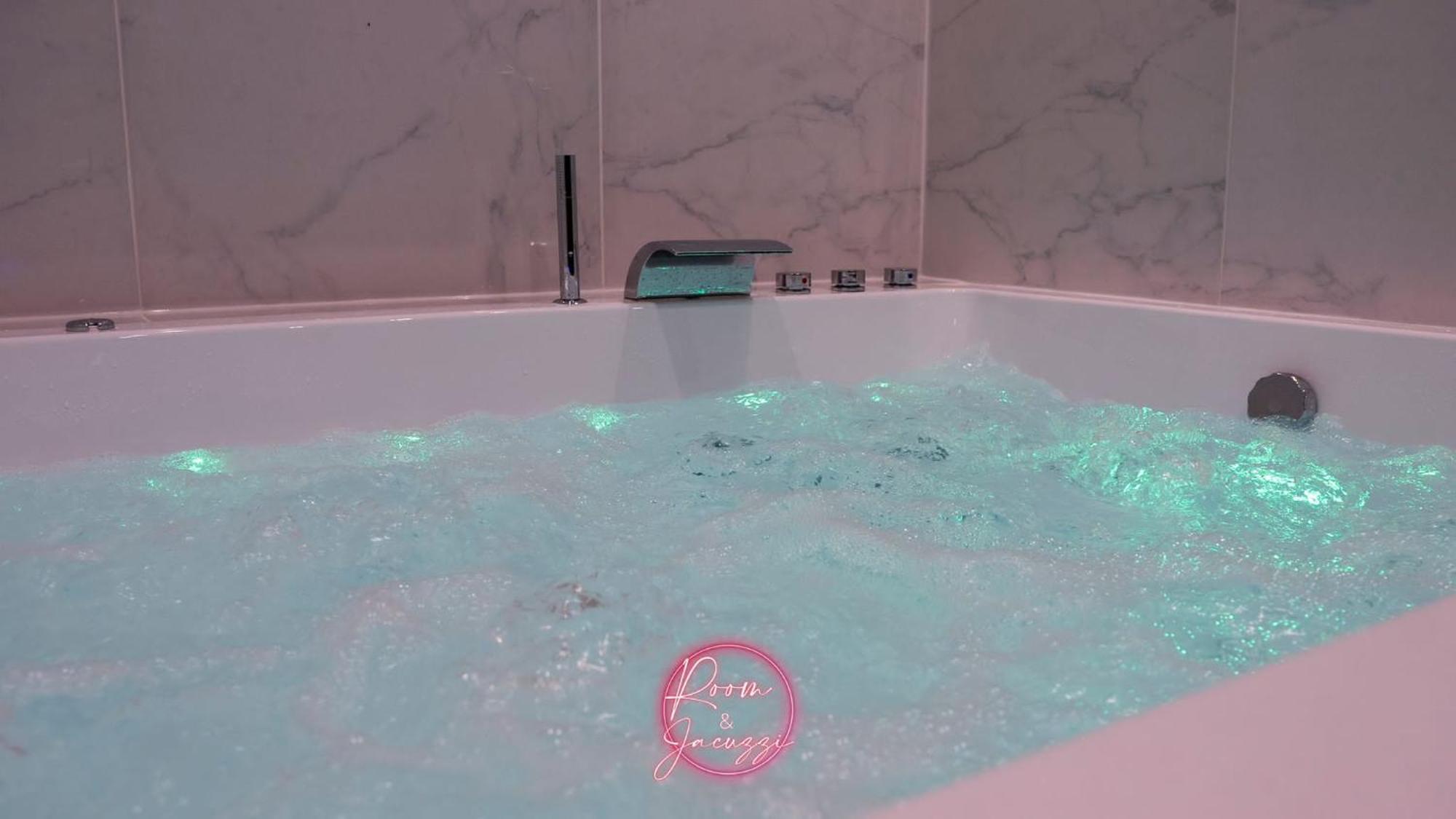 Room & Jacuzzi - Stade De France Saint-Denis-en-Margeride Exterior foto