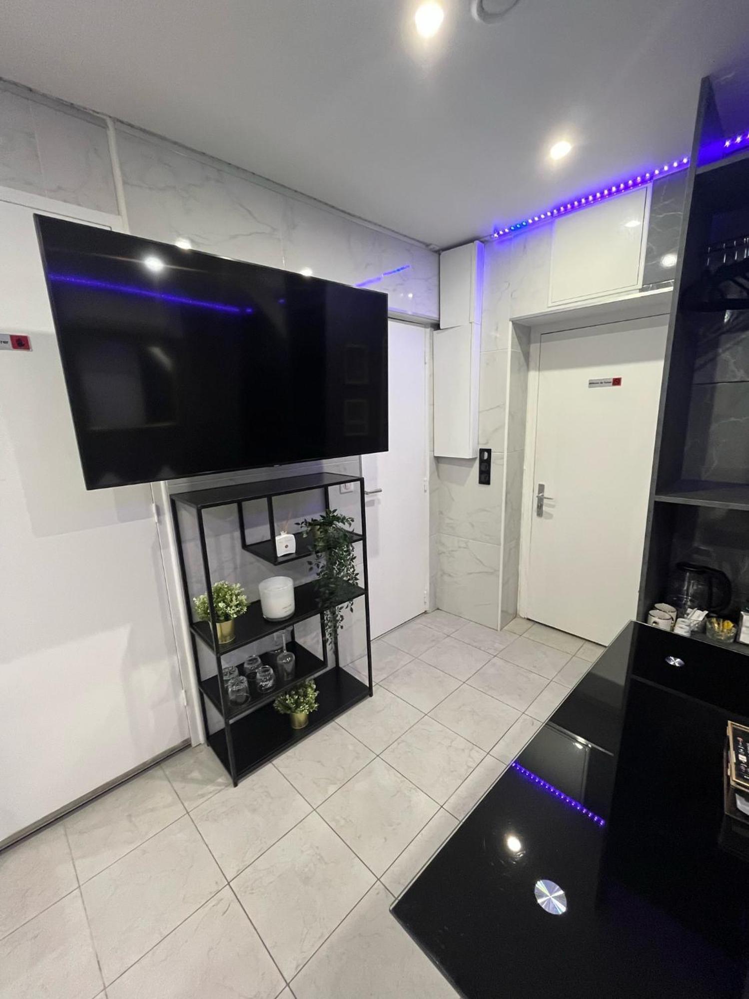 Room & Jacuzzi - Stade De France Saint-Denis-en-Margeride Exterior foto