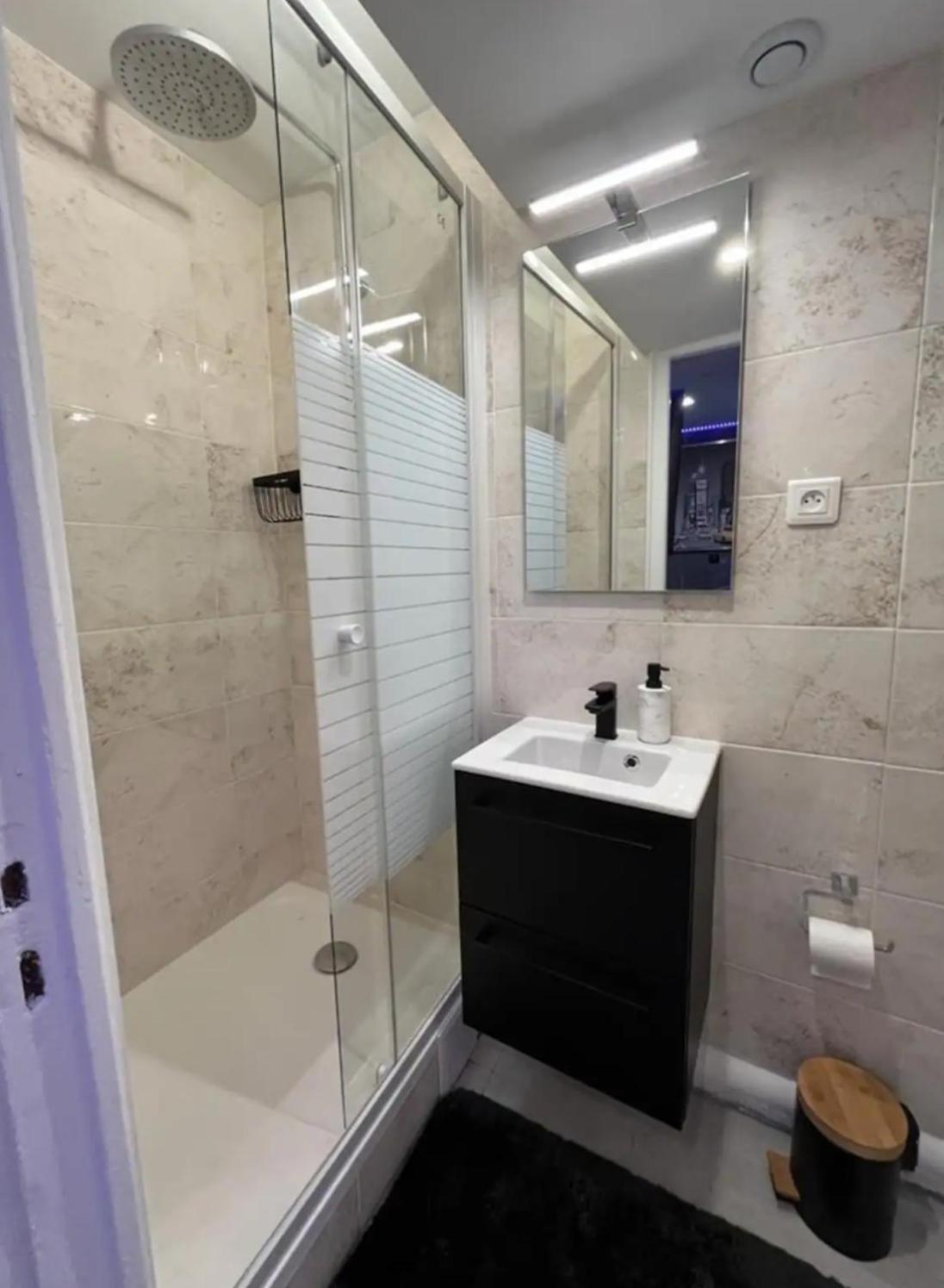 Room & Jacuzzi - Stade De France Saint-Denis-en-Margeride Exterior foto