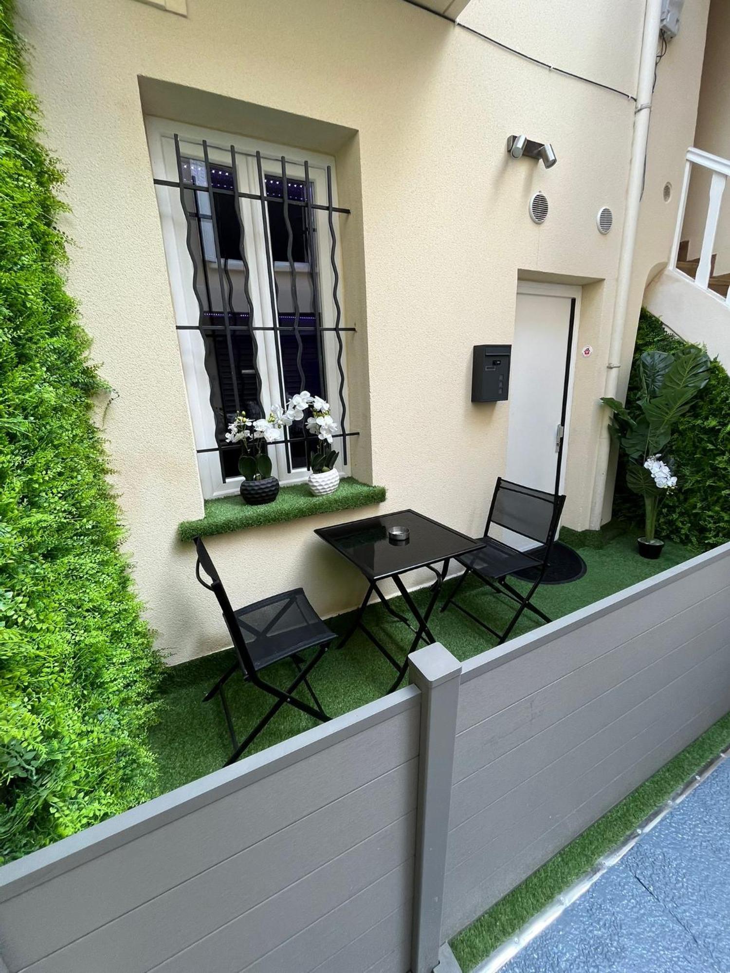Room & Jacuzzi - Stade De France Saint-Denis-en-Margeride Exterior foto