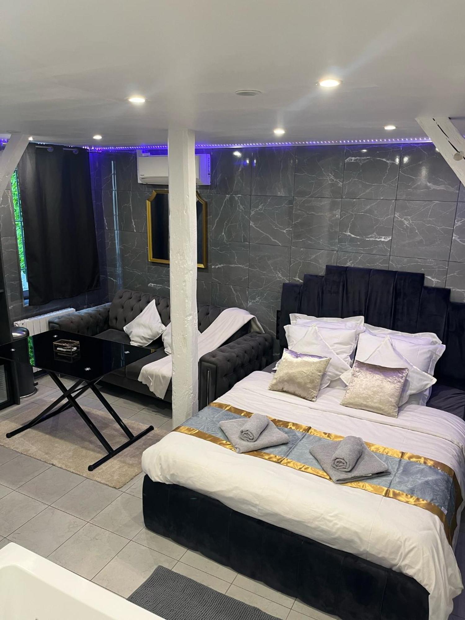 Room & Jacuzzi - Stade De France Saint-Denis-en-Margeride Exterior foto